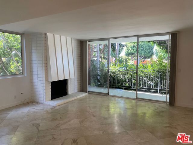 9297 Burton Way, Beverly Hills CA: https://media.crmls.org/mediaz/e01e0932-b559-4555-b9ad-952b53fddb88.jpg