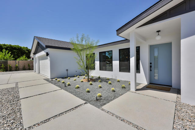 32299 Whispering Palms Trail, Cathedral City CA: https://media.crmls.org/mediaz/e01eb67c-523f-4fc0-bc50-22c42e978885.jpg