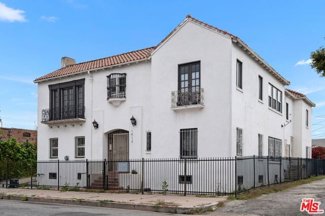 1912 7th Avenue, Los Angeles CA: https://media.crmls.org/mediaz/e01ec0a5-66e8-4540-83dd-02d774871f2f.jpg