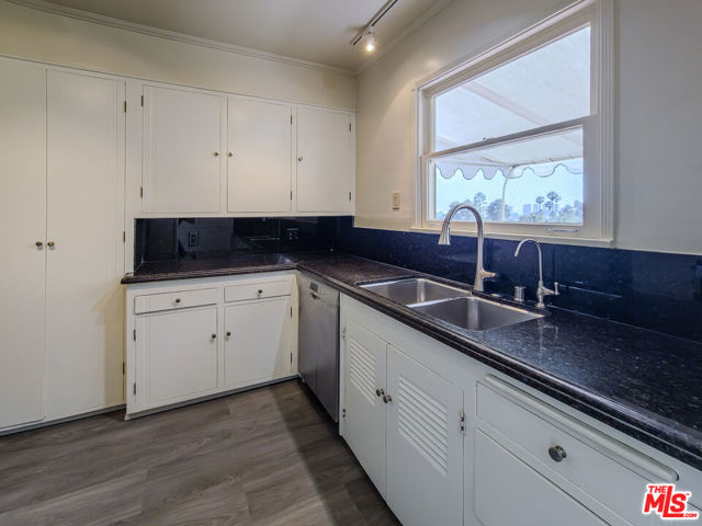 8967 St Ives Drive, Los Angeles CA: https://media.crmls.org/mediaz/e01edf0d-ce9f-4093-8cc9-d2d0bca2a969.jpg