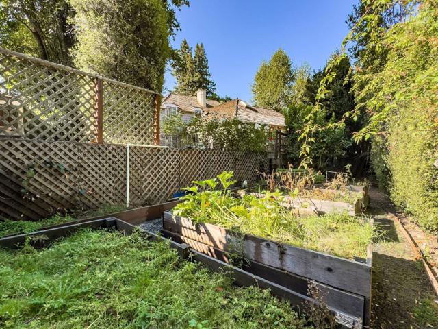 2155 Geri Lane, Hillsborough CA: https://media.crmls.org/mediaz/e01f1504-ef4d-4899-a902-dd150aa28027.jpg