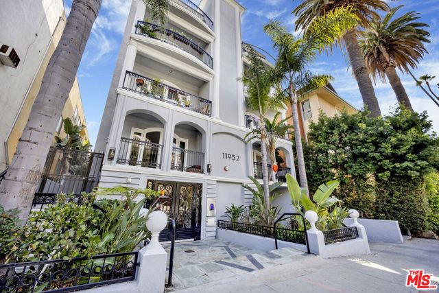 11952 Montana Avenue, Los Angeles CA: https://media.crmls.org/mediaz/e01f2240-ffe1-4a55-8ae4-a0180768954d.jpg