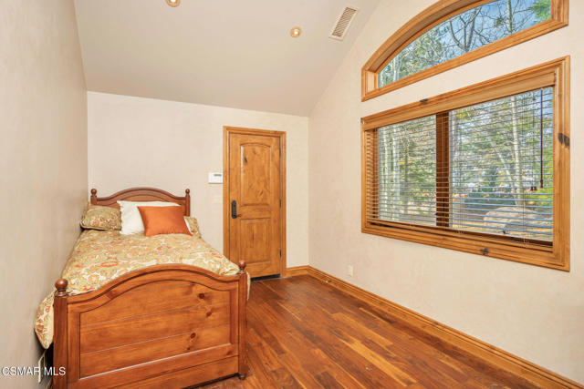 32310 Hummingbird Court, Running Springs CA: https://media.crmls.org/mediaz/e01f7346-2c2f-47c7-8b41-0dccb3b2e10d.jpg