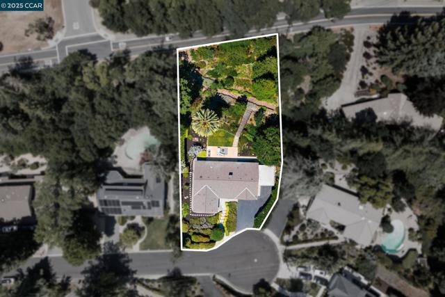 3402 Goyak Dr, Lafayette CA: https://media.crmls.org/mediaz/e020339e-1e27-438f-99cb-1c6284eb5eab.jpg
