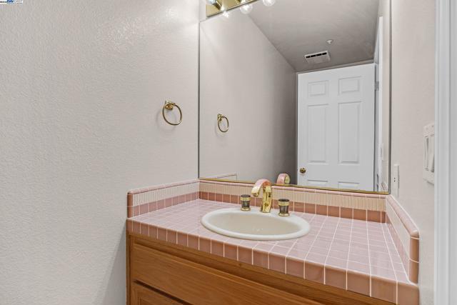 2215 Chardonnay Way, Livermore CA: https://media.crmls.org/mediaz/e020f5ef-7884-4165-9fdf-5c1009eb738a.jpg