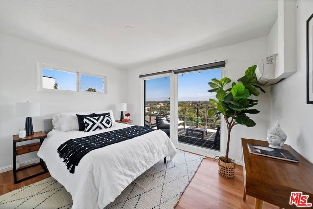 11689 Picturesque Drive, Studio City CA: https://media.crmls.org/mediaz/e0210f6d-b5ca-4025-b0b9-bd6e5230fa84.jpg