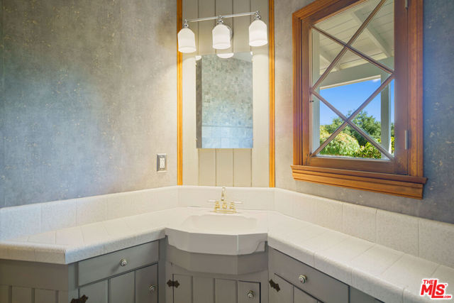 33269 Mulholland Highway, Malibu CA: https://media.crmls.org/mediaz/e02283e4-cc93-45da-9643-e46c013e53b7.jpg