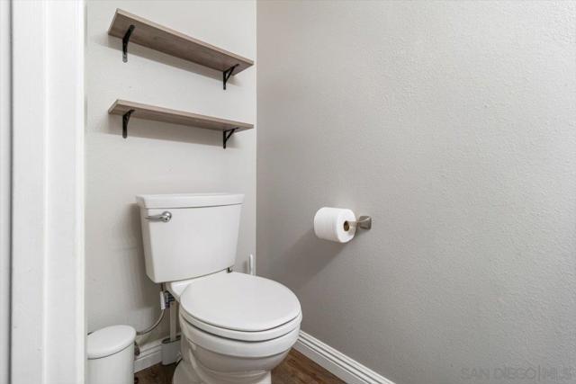 220 Eveningside Gln, Escondido CA: https://media.crmls.org/mediaz/e0228b45-e58b-4cd4-8254-2b12080e7551.jpg