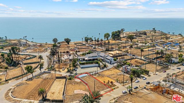 15300 Earlham Street, Pacific Palisades CA: https://media.crmls.org/mediaz/e022f1eb-65ec-476c-a28d-2046e2b0f089.jpg