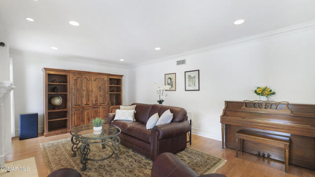 876 Emerson Street, Thousand Oaks CA: https://media.crmls.org/mediaz/e0233294-6636-4f95-a448-05e96c860167.jpg