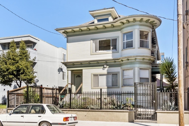 548 37th St, Oakland CA: https://media.crmls.org/mediaz/e023a4a6-c61a-4bbc-9b17-ca0d4ab2eba8.jpg