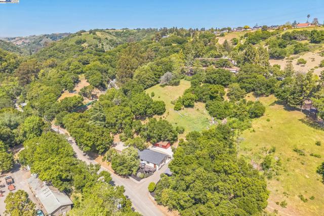18698 Cull Canyon Rd, Castro Valley CA: https://media.crmls.org/mediaz/e0245458-3ad5-4b41-a16e-7038fb3f3222.jpg