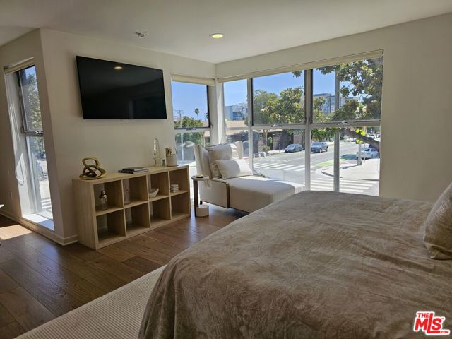 1617 Broadway, Santa Monica CA: https://media.crmls.org/mediaz/e02569b1-39d9-44ef-bd79-5bcafd68d9d5.jpg