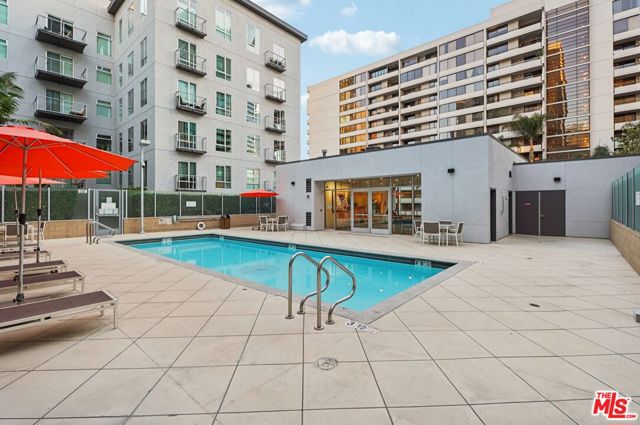 645 W 9th Street, Los Angeles CA: https://media.crmls.org/mediaz/e0258561-a995-4590-bc07-458a701260bc.jpg