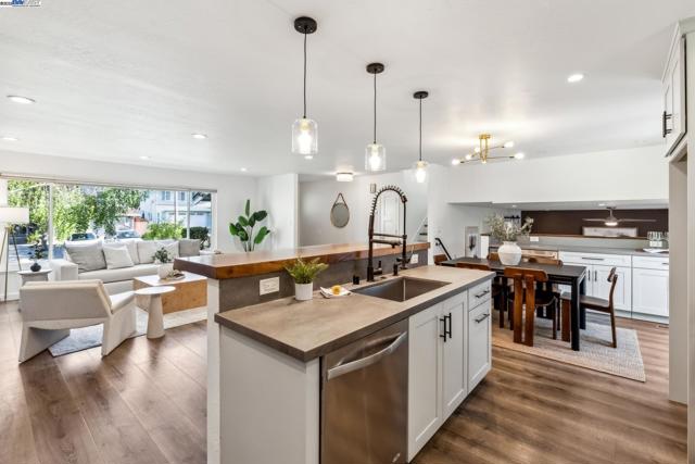 3134 Terry Ct, Castro Valley CA: https://media.crmls.org/mediaz/e025c50e-54da-4f8d-b09f-92d39a89a41f.jpg