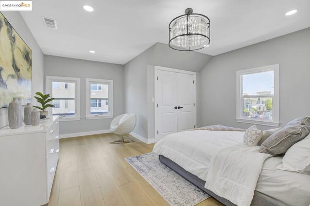 812 Foothill Blvd, Oakland CA: https://media.crmls.org/mediaz/e0260f28-4766-4d68-b9e6-a90213272005.jpg