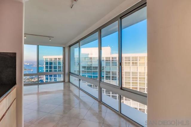 1720 Avenida Del Mundo, Coronado CA: https://media.crmls.org/mediaz/e02665c1-fbc8-453c-95bc-9386da165b2e.jpg