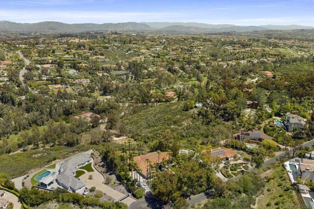 6518 Monte Fuego, Rancho Santa Fe CA: https://media.crmls.org/mediaz/e026a9e4-7d89-4c89-a063-2948e06da22e.jpg