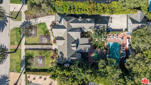 340 S Plymouth Boulevard, Los Angeles CA: https://media.crmls.org/mediaz/e026cdc9-2294-42c7-92c7-ada3c4a340d7.jpg