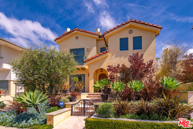 851 19th Street, Santa Monica CA: https://media.crmls.org/mediaz/e02725e1-cb42-4c89-9999-4ba0c9b875ac.jpg