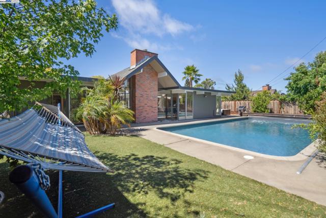 3767 Gainsborough Dr, Concord CA: https://media.crmls.org/mediaz/e027a0c3-3087-49a5-8b6c-1464449beea3.jpg
