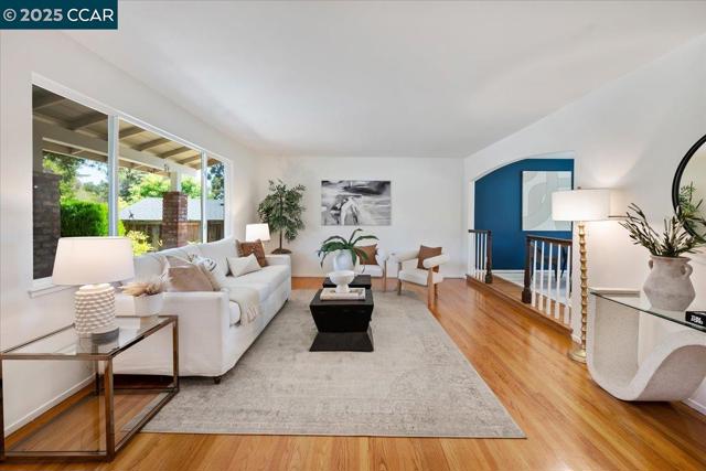 681 Rock Oak Rd, Walnut Creek CA: https://media.crmls.org/mediaz/e027a1f2-982f-4d23-9c24-c84bd33832d8.jpg