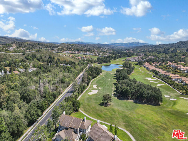 24 Green Brier Circle, Coto de Caza CA: https://media.crmls.org/mediaz/e028836d-3f8d-42f4-b808-85c89ac3008e.jpg