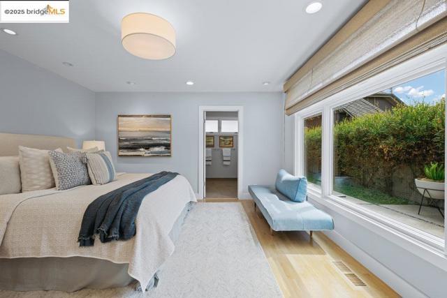 310 Pacific Ave, Piedmont CA: https://media.crmls.org/mediaz/e028c7af-1971-4be4-bf35-7b30c16b6d53.jpg
