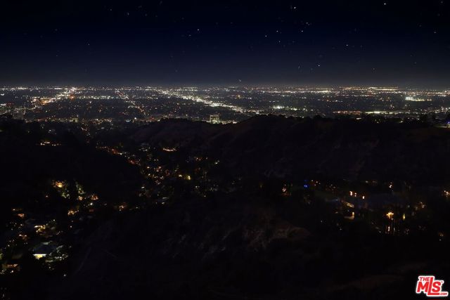 3396 Stone Ridge Lane, Los Angeles CA: https://media.crmls.org/mediaz/e028d649-e881-412d-b89d-cee604ca2782.jpg