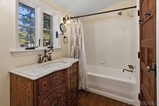 7728 Ludington Pl, La Jolla CA: https://media.crmls.org/mediaz/e028d70a-db09-44ef-814d-2404f4f51797.jpg