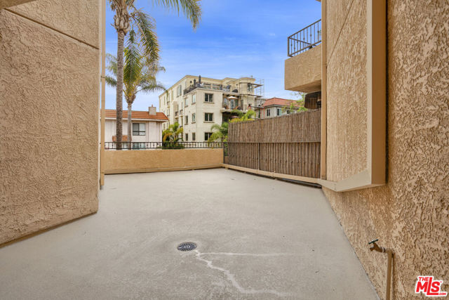 1633 S Bentley Avenue, West Los Angeles CA: https://media.crmls.org/mediaz/e0297e3b-3b08-4879-b069-90cf7ecdcab6.jpg