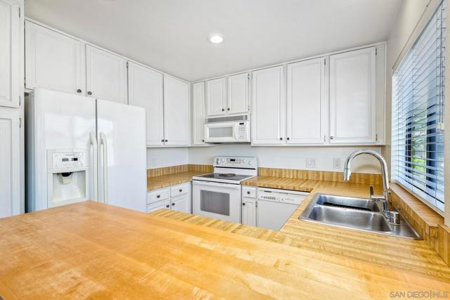 4260 6TH AVE, San Diego CA: https://media.crmls.org/mediaz/e02a3c91-6651-4aa5-a45f-f2c4afba72dc.jpg