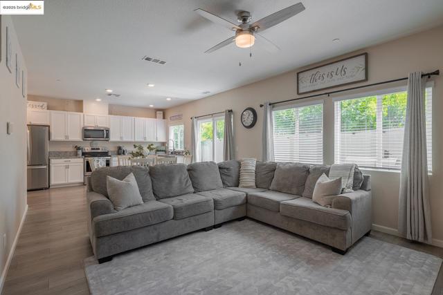 3807 Bridgemeadow Way, Sacramento CA: https://media.crmls.org/mediaz/e02b7bee-6238-4fc5-b7ae-2f697493de9a.jpg