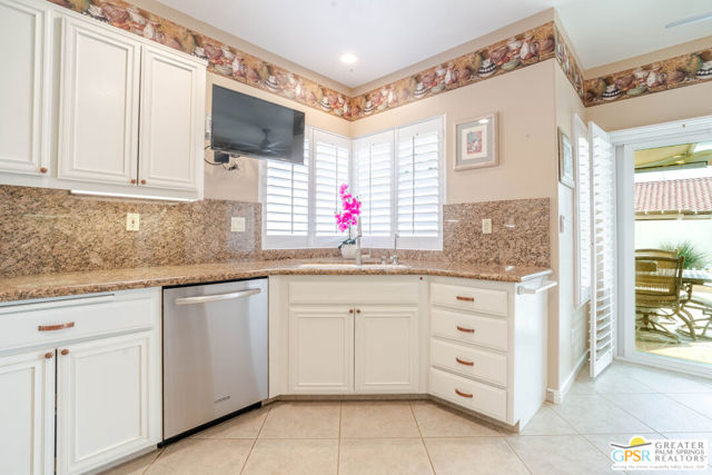 Image 11 of 52 For 77553 Carinda Court