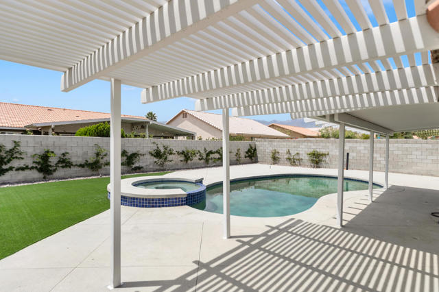 69835 Bluegrass Way, Cathedral City CA: https://media.crmls.org/mediaz/e02ba345-8754-4961-a532-2a1061d2c5cd.jpg