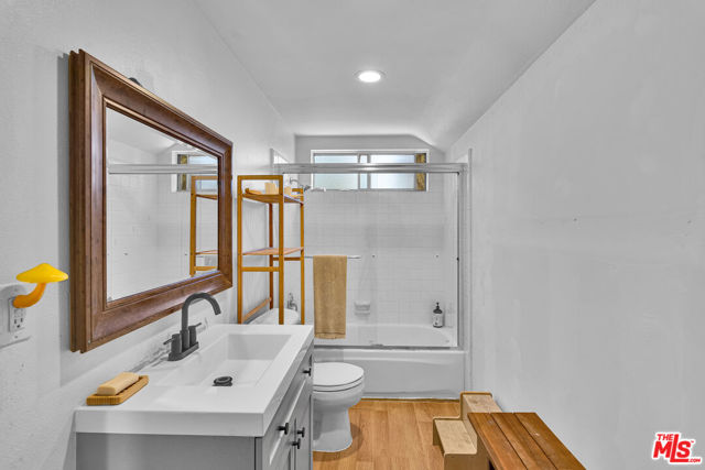 3952 Patrick Henry Place, Agoura Hills CA: https://media.crmls.org/mediaz/e02beeec-fb87-4dd4-b167-9c65d1268b03.jpg