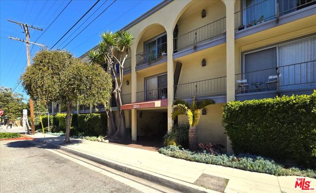 2311 4th Street, Santa Monica CA: https://media.crmls.org/mediaz/e02c5890-c1c6-4f1b-919b-eb080edefc38.jpg