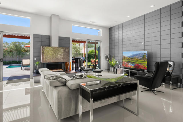 1069 Azure Court, Palm Springs CA: https://media.crmls.org/mediaz/e02c5966-8a89-4896-82ad-aa8955c20a42.jpg