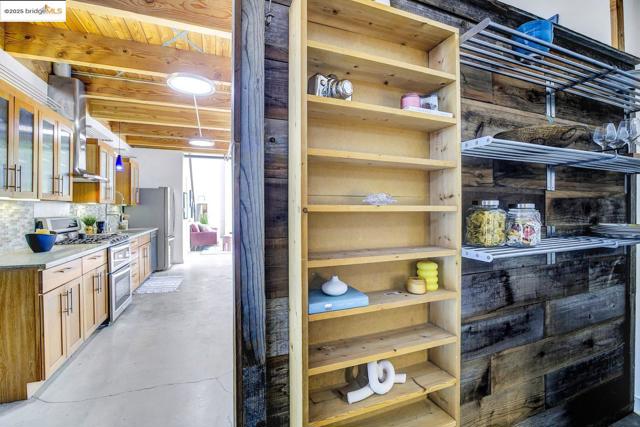 1695 15Th St, Oakland CA: https://media.crmls.org/mediaz/e02cb837-7a21-4812-92b5-5e99ace9da7d.jpg