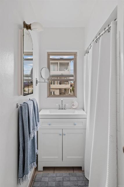 251 Orange Avenue, Coronado CA: https://media.crmls.org/mediaz/e02cbbdc-372a-4a50-9559-22fba0a0171b.jpg