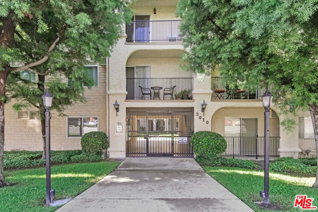 3010 Montrose Avenue #3