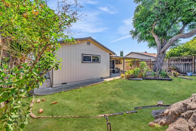 5665 Comanche Drive Drive, San Jose CA: https://media.crmls.org/mediaz/e02ee3d6-2e1b-4b31-b7ca-a3211fe6eb53.jpg