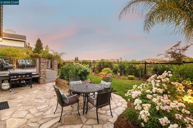 4040 Westminster Pl, Danville CA: https://media.crmls.org/mediaz/e02efddd-2552-4269-873b-b3a3635cbb92.jpg