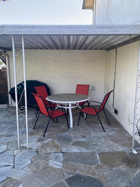 5186 Greenmeadow Dr, Concord CA: https://media.crmls.org/mediaz/e02f4033-db78-4246-bbd8-e90b246470e9.jpg