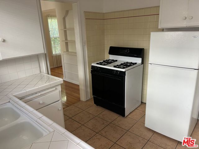 244 S Lasky Drive, Beverly Hills CA: https://media.crmls.org/mediaz/e02f7c37-80a4-4eca-b743-44520a6c8482.jpg