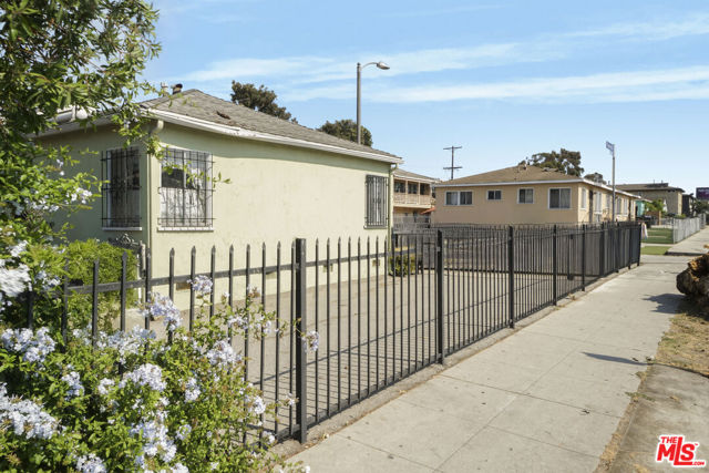 447 W 118th Place, Los Angeles CA: https://media.crmls.org/mediaz/e02fe8ce-b6a0-4571-9ad1-e8a30918a2e3.jpg
