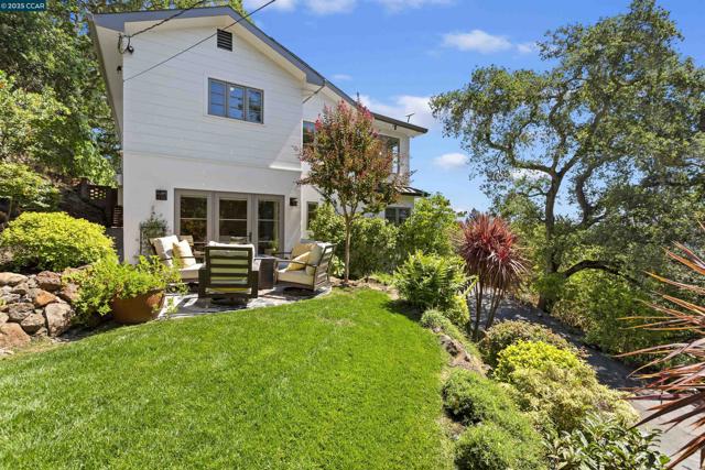 24 La Campana Rd, Orinda CA: https://media.crmls.org/mediaz/e0305b59-f2c6-489a-beaf-e05306785e63.jpg