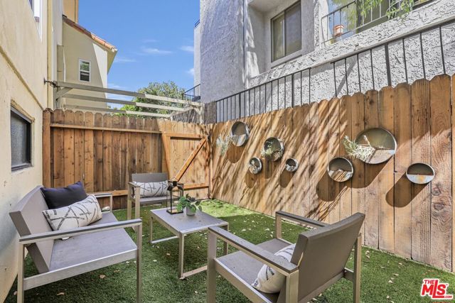 640 Sweetzer Avenue, Los Angeles, California 90048, 2 Bedrooms Bedrooms, ,3 BathroomsBathrooms,Townhouse,For Sale,Sweetzer,24421759