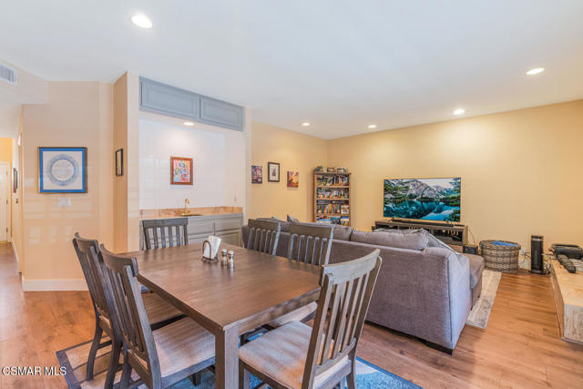 5200 White Oak Avenue, Encino CA: https://media.crmls.org/mediaz/e0309e10-a9c3-49ef-aa96-b2833fc1b97f.jpg