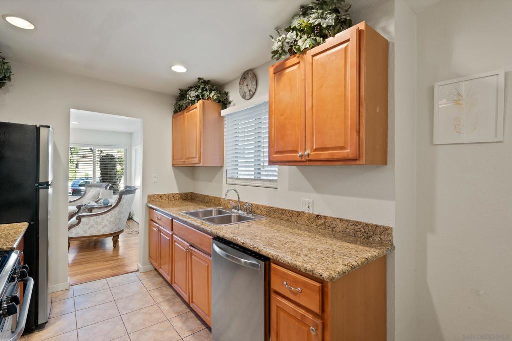 647 Loring - photo 8